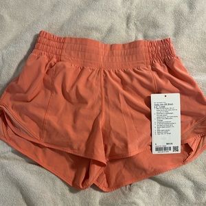 Lululemon Hotty Hot HR 2.5” shorts in SUNC